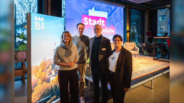 Setzen Impulse für die Bielefelder Innenstadt: Ursula Pasch (Verkehrsverein Bielefeld), Moderator Timo Fratz, Michael Zirbel (Forum Baukultur OWL) und Baudezernentin Claudia Koch (v. l.).Bildnachweis: Bielefeld Marketing | Tim Fröhlich