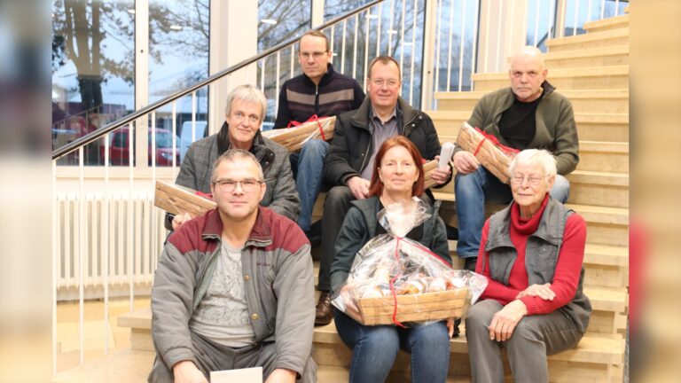 Ein Spendenjubiläum erbrachten (v.l.) Hans-Jürgen Peter, Jörg Urschey, Meinhard Wiemer, André Wißbrock, Klaus Hesselmann, Birgit Strauß und die Blutspendebeauftragte Ingrid Mertens. Foto: kd
