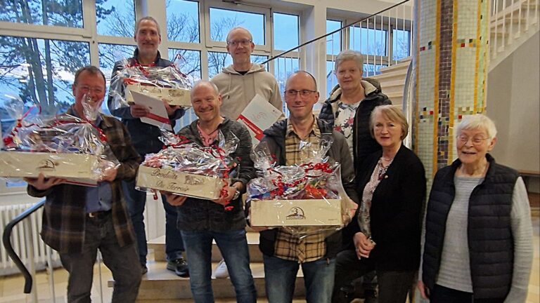 Ein Spendenjubiläum erbrachten (von links) Hans-Jürgen Peter, Jörg Urschey, Meinhard Wiemer, André Wißbrock, Klaus Hesselmann, Birgit Strauß und die Blutspendebeauftragte Ingrid Mertens. Foto: kd