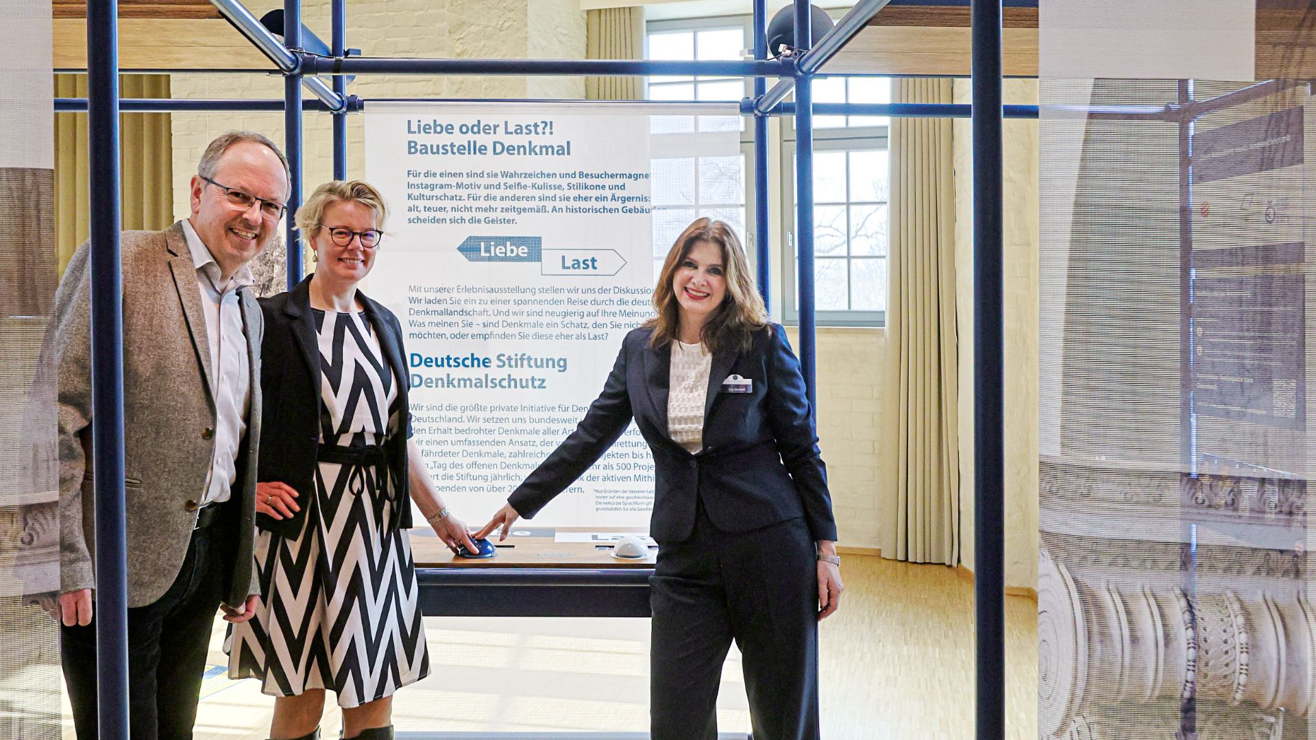 Liebe – (v.l.) Martin Kämper (Denkmalpfleger der Stadt Lemgo), Silvia Herrmann (Leiterin des Weserrenaissance-Museums Schloss Brake) und Eva Masthoff von der Deutschen Stiftung Denkmalschutz. Foto: Roland Rossner, Deutsche Stiftung Denkmalschutz.