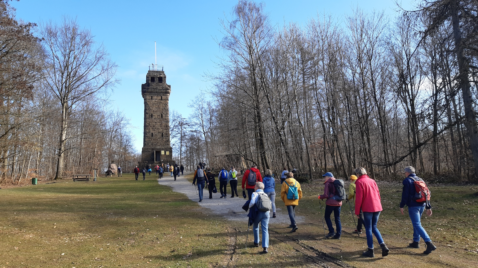 Naturerlebnis direkt vor der Haustür: Rund 40 Wanderfreunde unterwegs zum Bismarckturm Herford. Foto: LTM GmbH