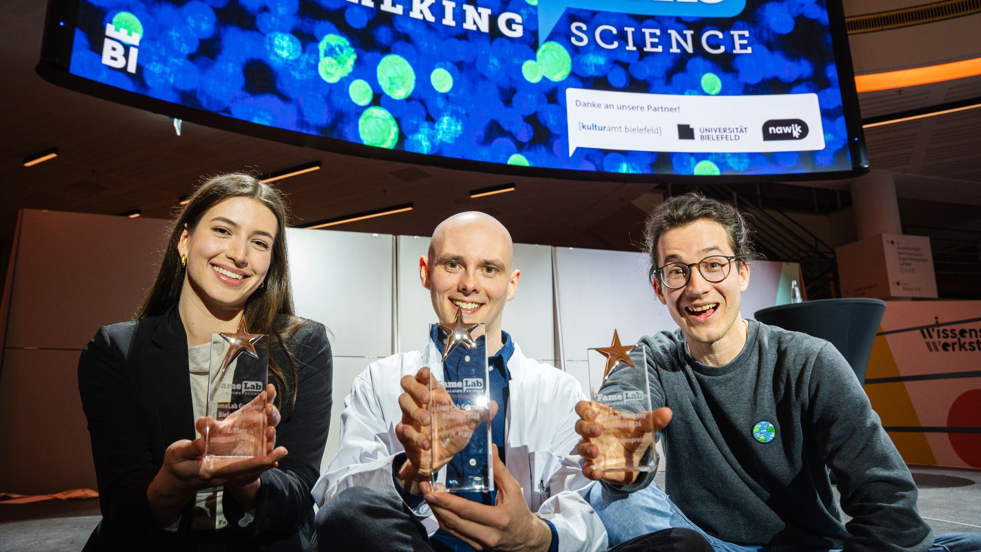 FameLab Germany – (v.l.) Die beiden Erstplatzierten Emily Hantsche (HafenCity Universität Hamburg) und Maik Gärner (Universität Bielefeld) mit Publikumssieger Tim Gatz (Leibniz Universität Hannover). Foto: Wissenswerkstadt, Tim Fröhlich