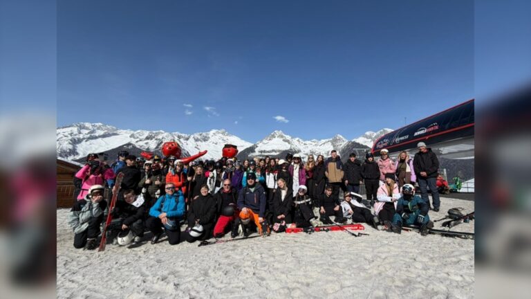 Es gehört mittlerweile dazu, dass man sich während der Abfahrten zum gemeinsamen Gruppenbild versammelt. Beeindruckt sind die Sielmänner von der imposanten Bergkulisse im Skigebiet rund um das Ahrntal. Foto: Privat