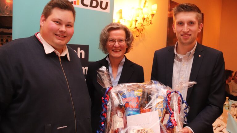 Mit einem „lippischen Wohlfühlpaket“ bedankten sich der CDU-Stadtverbandsvorsitzende Carl Beneke (rechts) und sein Stellvertreter Robin Täuber für den Besuch von Ministerin Ina Scharrenbach. Foto: kd