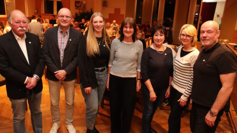 Der TSV-Vorsitzende Alfred Obst (links) ehrte die langjährigen Mitglieder des Vereins (v.l.): Detlef Katzke, Vanessa Schulze, Ute Deittert, Nadja Sieveke, Gabriele Mosig und Frank Schulze.
