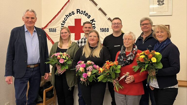 Das Vorstandsteam des DRK-Ortsvereins Oerlinghausen besteht aus (v.r.) Ingrid Krause, Ulrich Fillies, Ingrid Mertens, Alexander Bier, Lara Weber, Fabian Ewert, Shari König und Martin Krause. Foto: kd