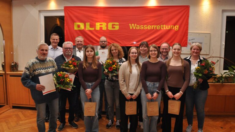 Langjährige Mitglieder wurden vom Vorsitzenden Ingo Biermann (4. v.l.) und seinem Stellv. Jochen Holwitt (2. v.l.) geehrt. (v.l.): Paul Gerhard Lange, Herbert Kochsiek, Alexa Grabe, Tonke Peter, Susanne Vinke, Amelie Kohlmeier, Anja Pohl-Lange, Emily Grabe, Olaf Reimann, Lina Neveling und Mira Fillies. Fotos: DLRG