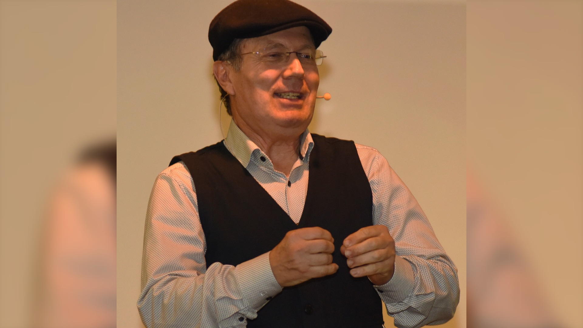 Joachim Hettig nimmt kleine und große Zuhörer mit auf eine Reise durch spannende Märchen. Foto: Joachim Hettig
