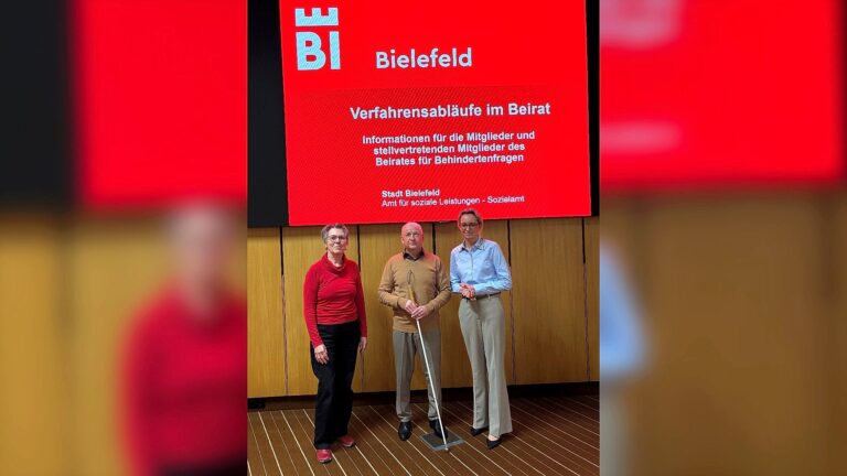 Oberbürgermeisterin Dr. Christiana Bauer (von rechts nach links), Vorsitzender des Beirates für Behindertenfragen Dr. Andrea Bruder und Sozialausschussvorsitzende Angelika Beier. Foto: Stadt Bielefeld
