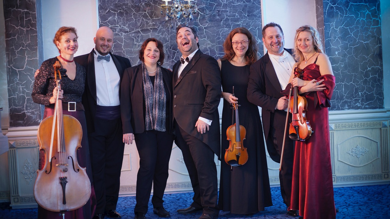 Himmlische Nacht der Tenöre – Die drei Tenöre mit ihrem Streichensemble und Klavier. Foto: © Chris Heidrich