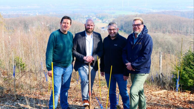 Michael Makosch (Vertriebsleiter, Stadtwerke Oerlinghausen), Michael Benneker (Geschäftsführer, Stadtwerke Oerlinghausen), Patrick Piecha (1. Vorsitzender, Oerlinghausen Marketing) und Peter Heepmann (Bürgermeister, Stadt Oerlinghausen). Foto: Stadtwerke Oerlinghausen