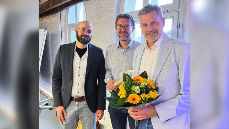 Michael Benneker (links, Geschäftsführer Stadtwerke Oerlinghausen), Stephan Heidbrink (mitte, Vertretung für den ehemaligen Aufsichtsratsvorsitzenden) und Dirk Becker
(rechts, neuer Aufsichtsratsvorsitzender Stadtwerke Oerlinghausen),
Foto: Stadtwerke Oerlinghausen