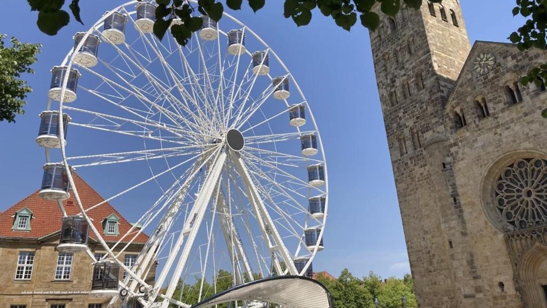 Sichtbares Wahrzeichen der Frühjahrs Kirmes ist das 50 Meter hohe Riesenrad.  Fotos: G-M-W Werbeagentur