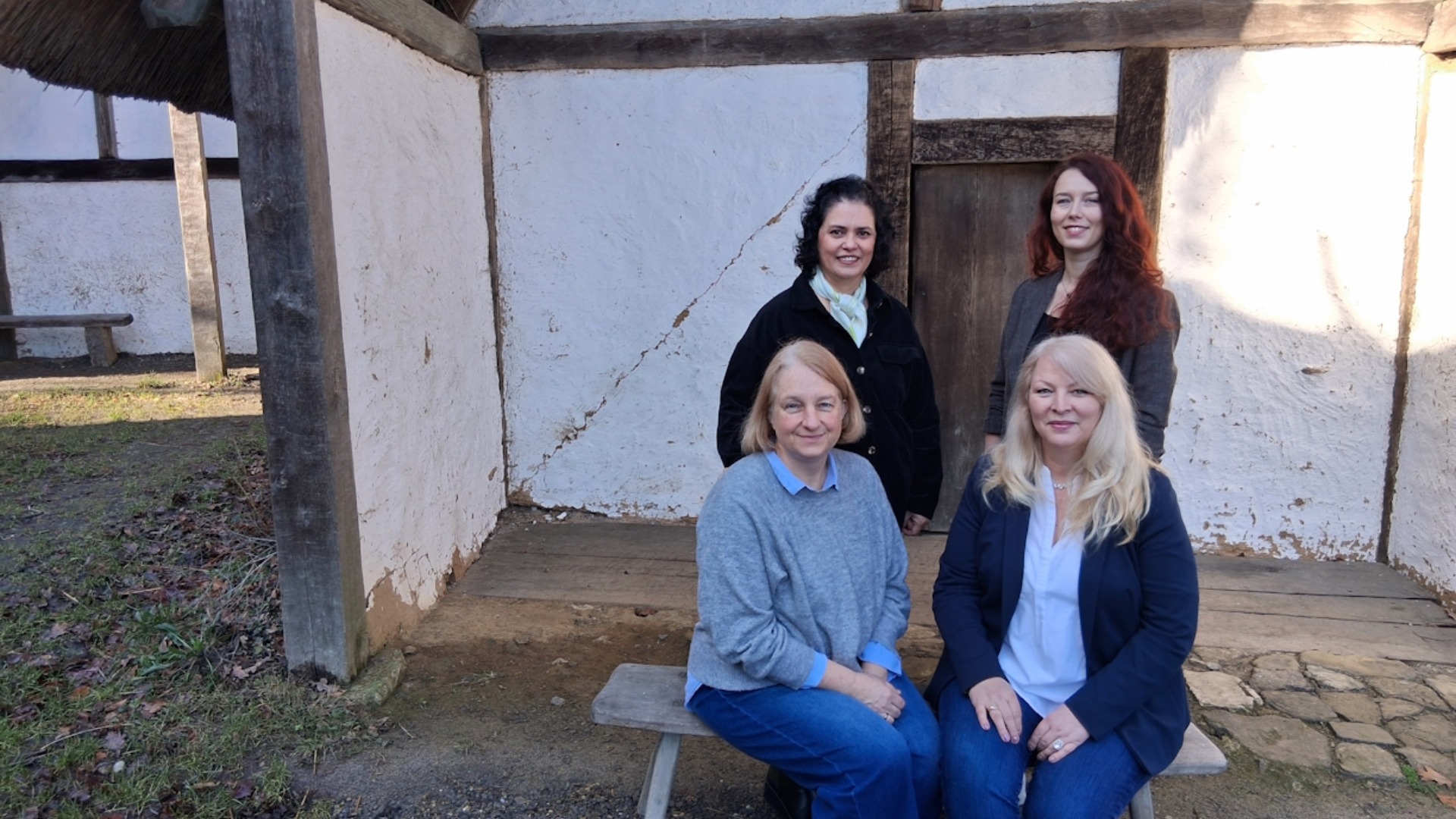 Freuen sich auf einen tollen Tag im Archäologischen Freilichtmuseum: (v.l.) Britta Grewe, Sylvia Yadira Moreno Vargas, Margit, Monika Hahn und Marleen Ehmanns (AFM Leiterin Museumspädagogik). Foto: Kreis Lippe