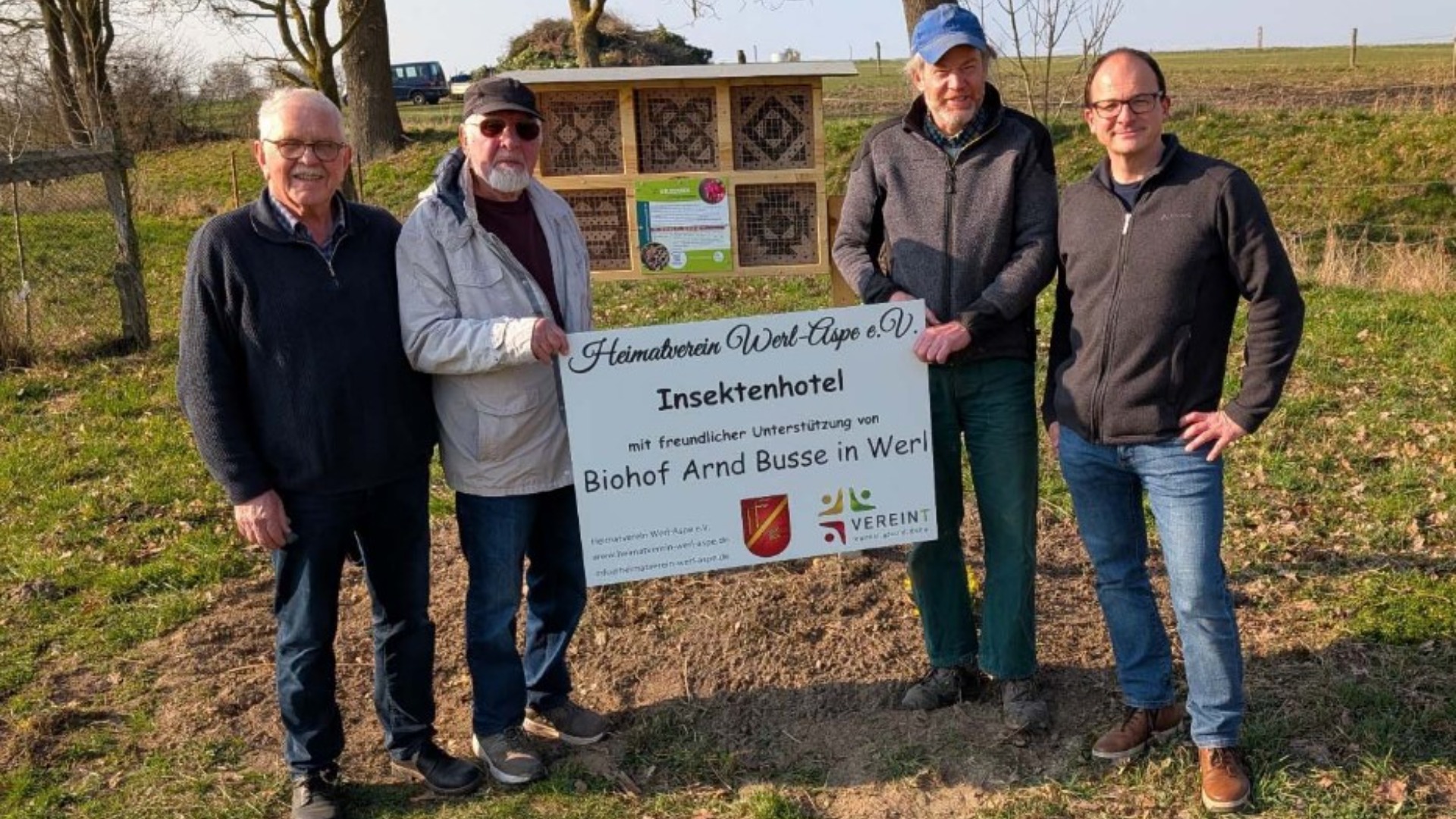 Einweihung des Insektenhotels Werl-Aspe: (v.l.) Rainer Koziolek (Kassierer), Horst Wecker (Initiator), Arnd Busse (Biohof Busse) und Ulrich Niebuhr (1.Vorsitzender). Foto: Privat
