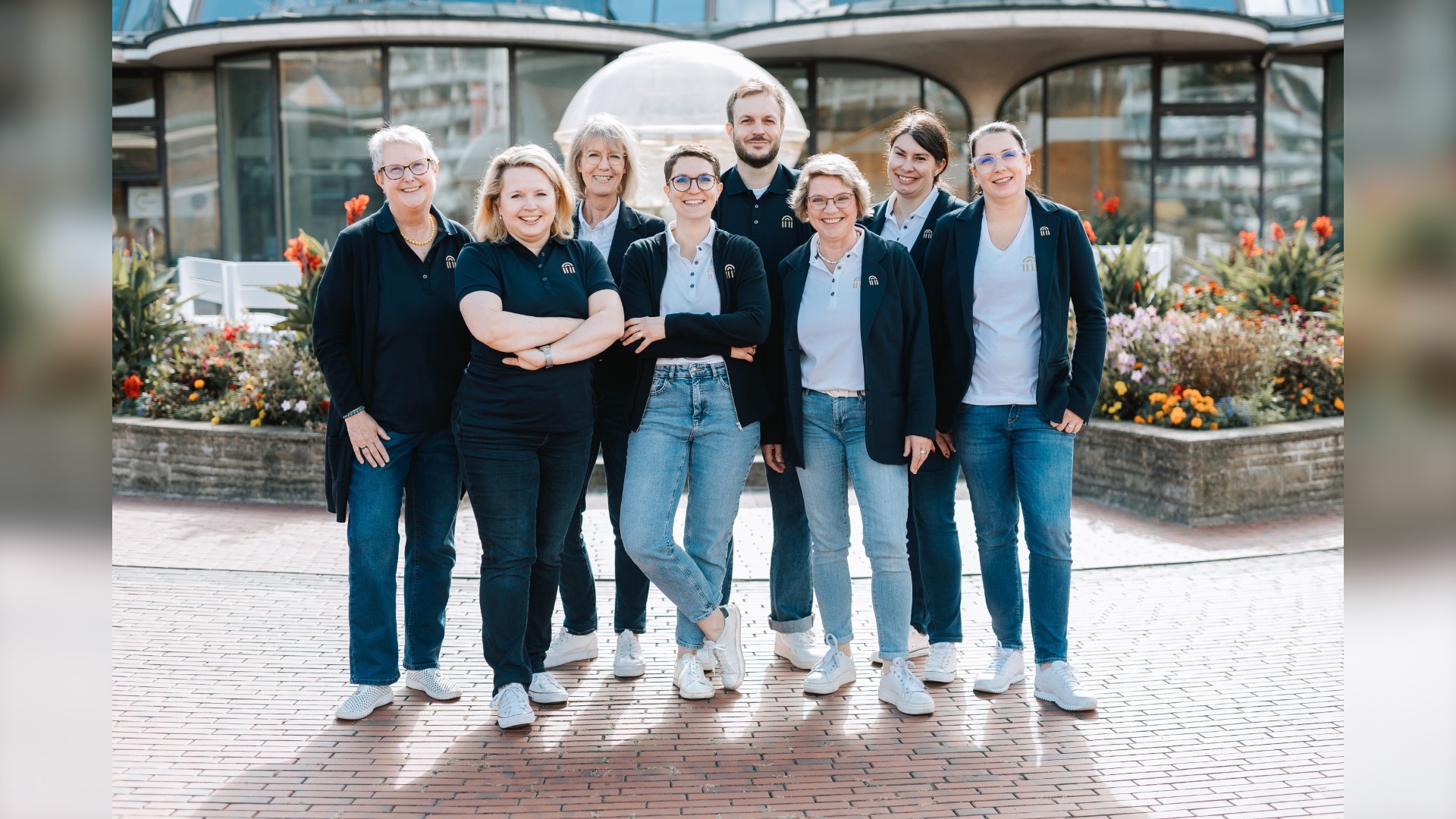Mehrfach ausgezeichnet: Die Mitarbeiterinnen der Tourist-Information der Stadt Bad Salzuflen freuen sich über die erneuten Rezertifizierungen in den Bereichen Servicequalität, Transparenz und Barrierefreiheit. Foto: © Stadt Bad Salzuflen, M. Adamski