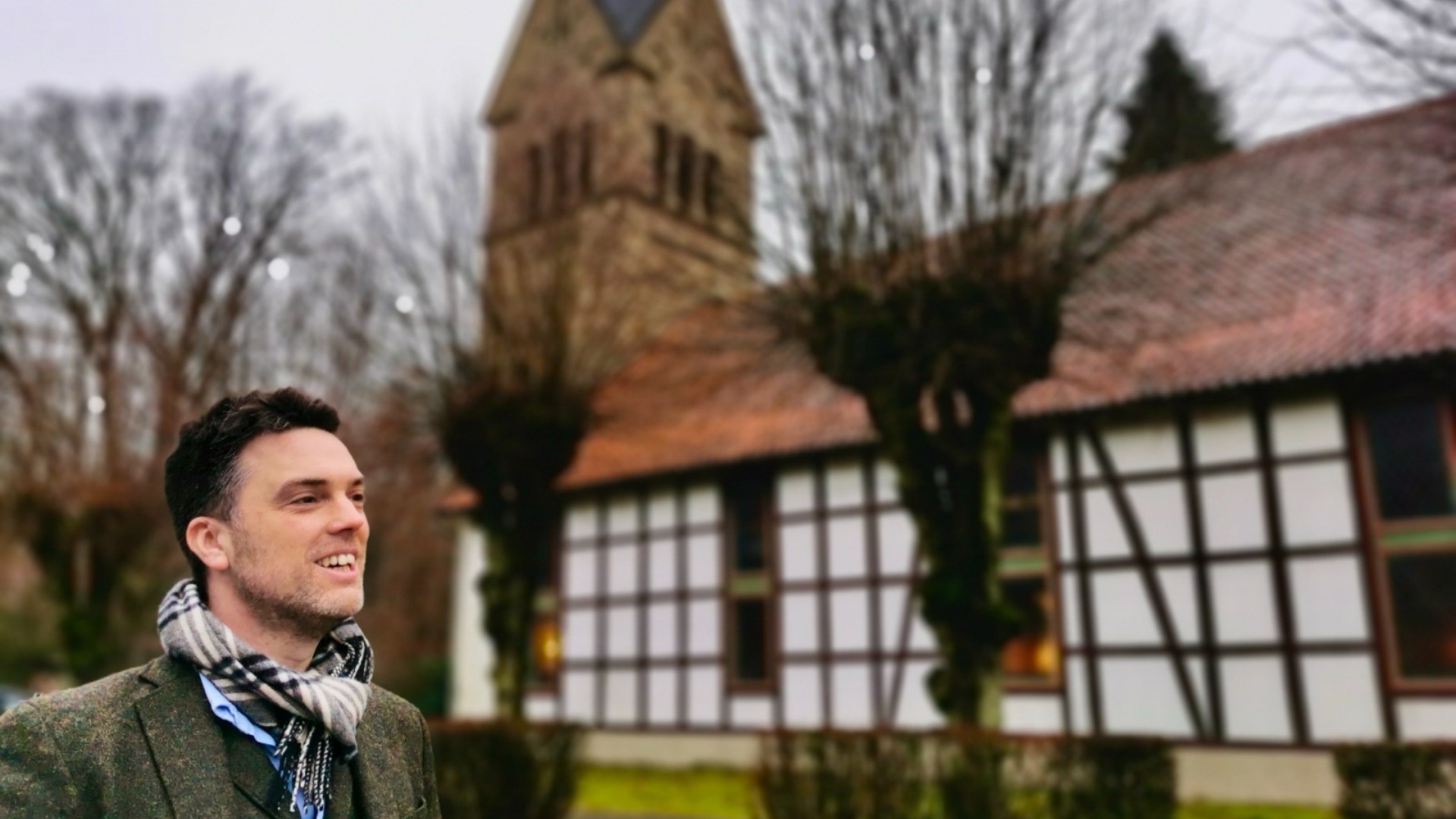 Robin Wegener an der Kirche seiner Gemeinde in Bergkirchen. Foto:  © Archiv Büro Robin Wagener