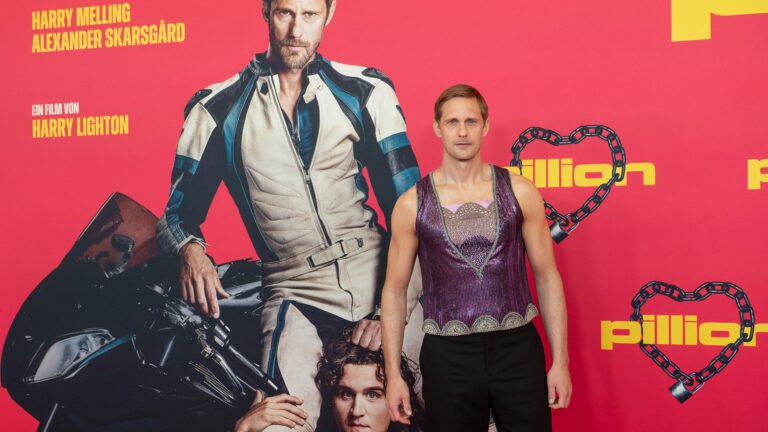 Im Glitzerfummel zeigte sich der privat eher zurückhaltende Alexander Skarsgård bei der Premiere seines Films „Pillion“ als echter Hingucker. (Foto: highgloss.de)