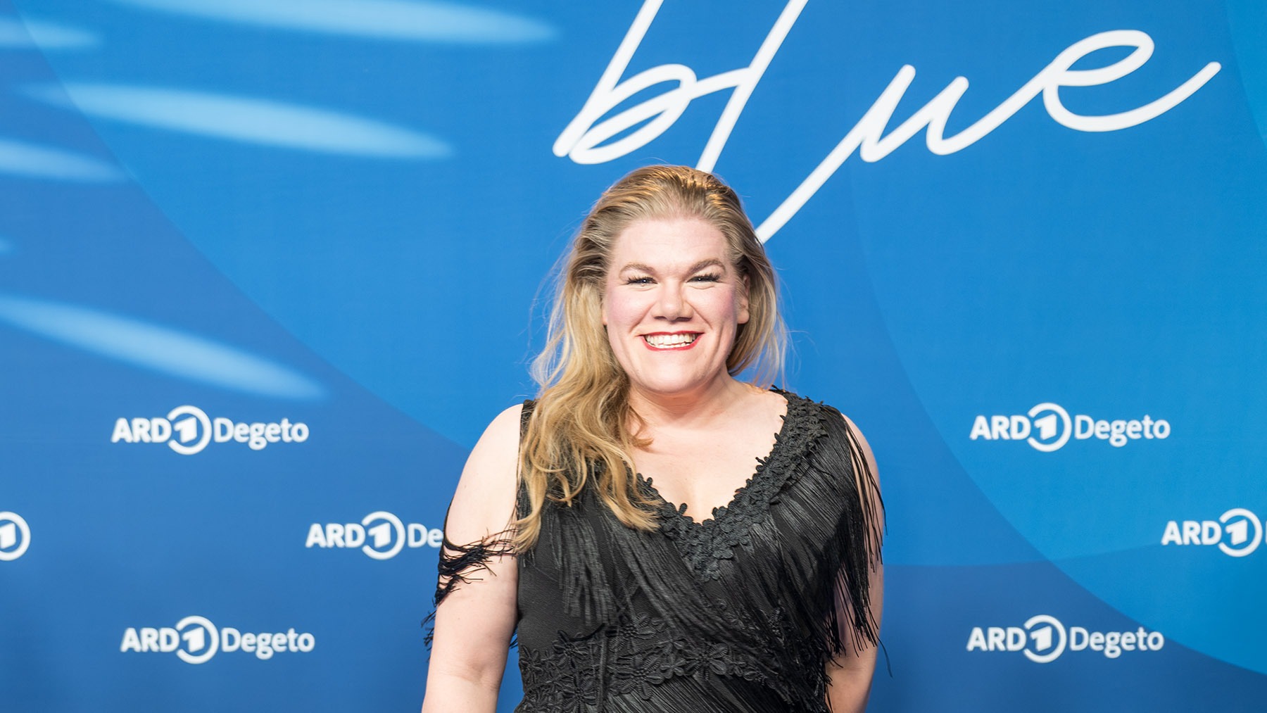 Sie kann nicht nur witzig, sondern auch glamourös: Gisa Flake versteht sich auf starke Auftritte. (Foto: highgloss.de)