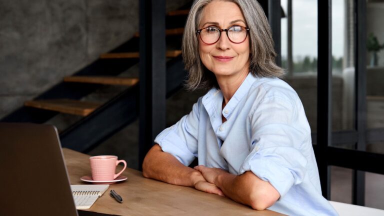 Ein ausgewogenes Portfolio sollte auch bei Privatanlegern aus verschiedenen Anlageklassen bestehen, etwa Aktien, Fonds oder Anleihen – aber auch aus alternativen, nicht börsengehandelten Anlagen. (Foto: DJD/Allianz/insta_photos - stock.adobe.com)