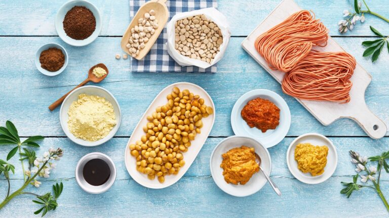 Superfood aus heimischem Anbau: Hülsenfrüchte, in der Fachwelt als Körnerleguminosen bekannt, sollten ein- bis zweimal wöchentlich auf dem Speiseplan stehen. (Foto: DJD/www.dieviervonhier.eu/Andrea Thode)
