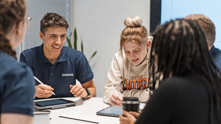 Projektarbeit im Klassenraum: Wenn MINT-Unterricht reale Anwendungsbezüge aufgreift, steigt das Verständnis für technische Zusammenhänge.