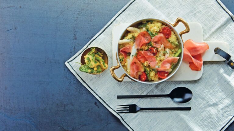 Spargelernte – Spargel und Schinken bilden ein genussreiches Duo, das sich auf vielfältige Weise zubereiten lässt. Hier als Weißwein-Risotto mit Spargel und Katenschinken. (Foto: DJD/Ammerländer Schinken)