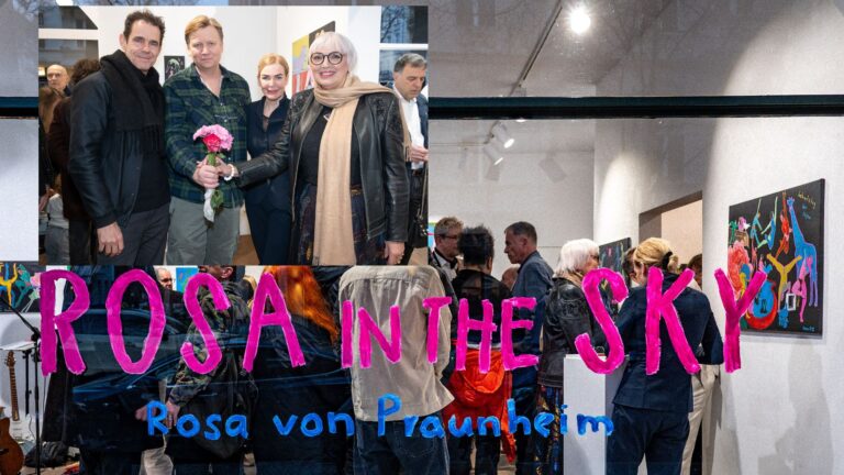 Hoher Besuch zur Ausstellungseröffnung: Regisseur Tom Tykwer, Rosas Witwer Oliver Sechting, Galeristin Frieda Vogel und Grünen-Politikerin Claudia Roth (v.l.). (Foto: highgloss.de)