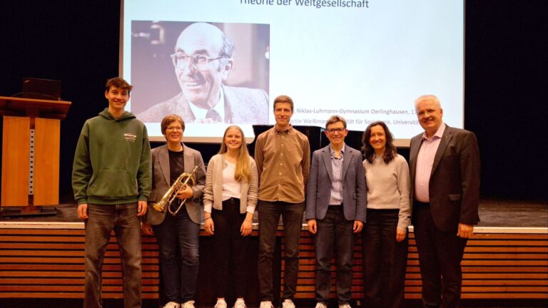 (v. l.) Konstantin Haase (Schülersprecher), Stefanie Dermann, Mia-Lotta Kosmann (Schülersprecherin), Dr. Martin Weißmann, Katrin Tebben (Schulleiterin), Dr. Nike Alkema (Schulpflegschaft), Alfons Haselhorst (Planungsgruppe Projekttage). Foto: Privat