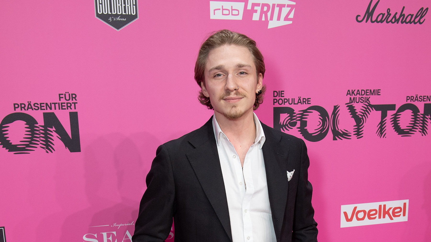 Auch wenn die Ähnlichkeit zum Papa unverkennbar ist, möchte Yaris Makkay musikalisch seinen ganz eigenen Weg gehen. (Foto: highgloss.de) (Foto: highgloss.de)