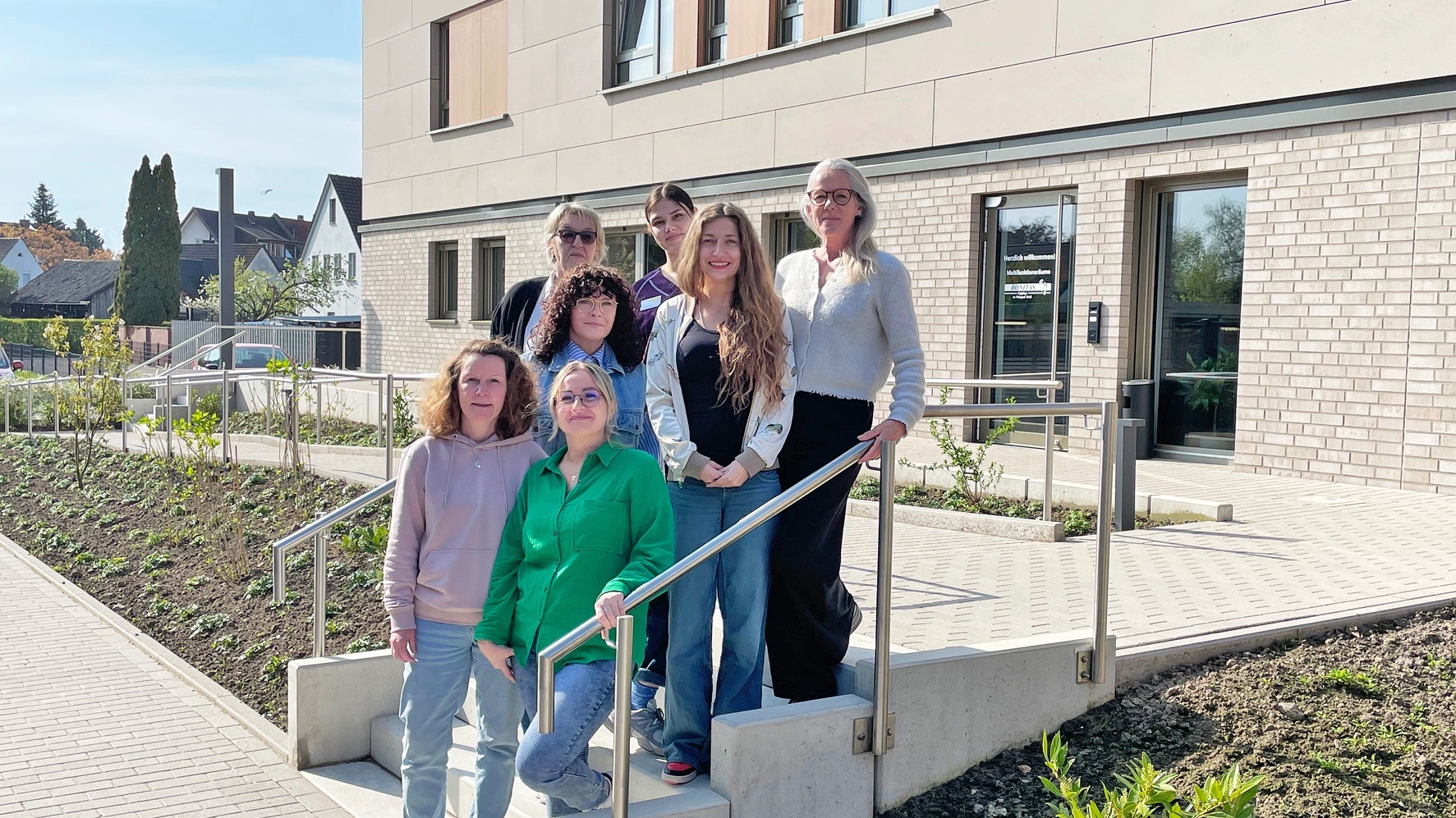 Wohnpark – Ein engagiertes Team, wartet am 25.4.2026 beim Tag der offenen Tür in der Wohnanlage ”Am Tivoli” auf die interessierte Besucher. Foto: Reiner Toppmöller