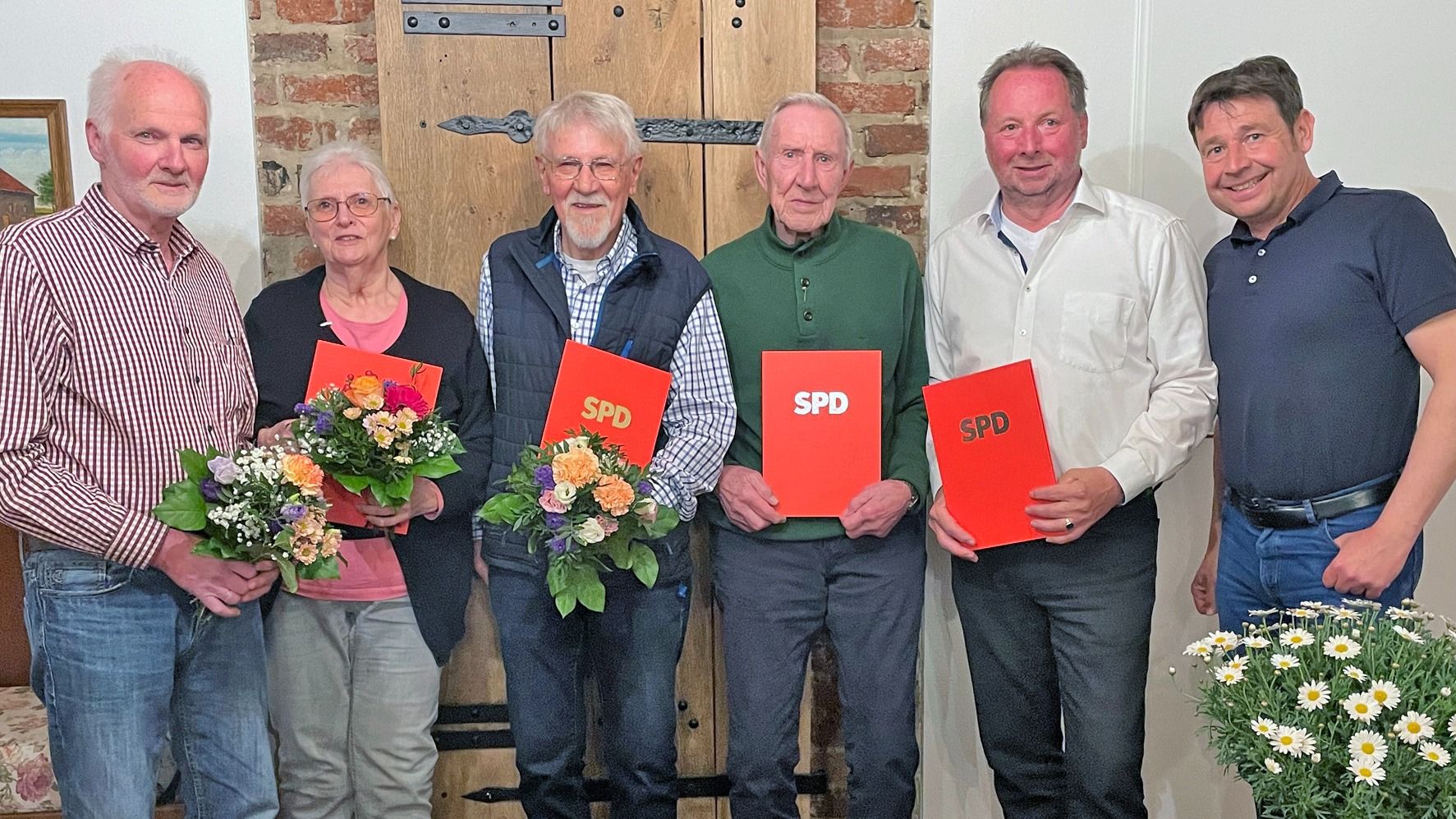 Die geehrten Mitglieder (v.l.): Ulrike und Horst Tomsuden, Paul Weitenhofer und Arnd Brinkmann zusammen mit dem neuen 1. Vorsitzende Klaus Droste, links und dem scheidenden Vorsitzenden Christina Kühne. Foto: Reiner Toppmöller