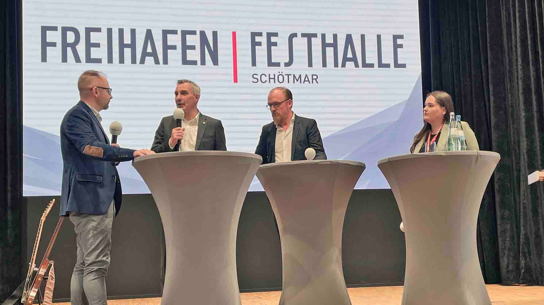 Festhalle – (v.l.) Moderator Daniel Hobein, Bürgermeister Dirk Tolkemitt, der Geschäftsführer der Stadtwerke Volker Stammer und Leonie Göhner im Gespräch. Fotos: Reiner Toppmöller