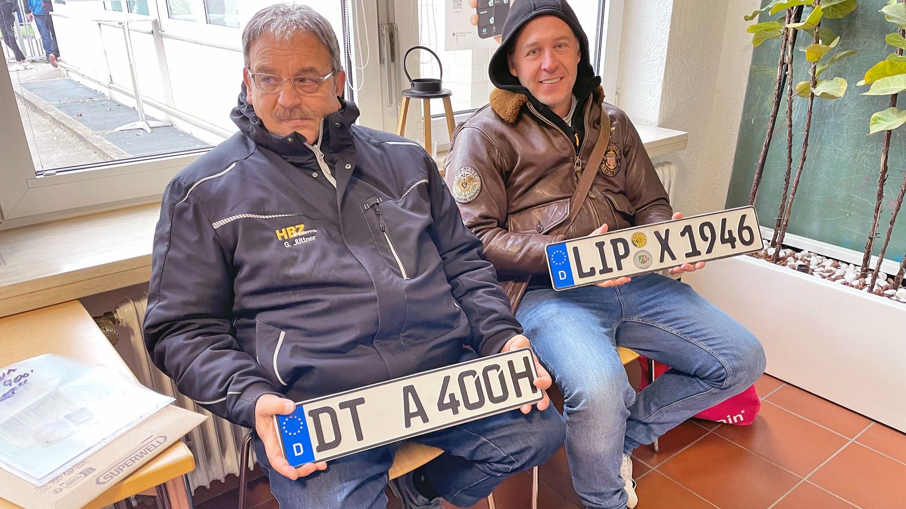Autokennzeichen – Sie harrten schon seit Mitternacht aus: Gerd Jüttner mit seinen schon vorgefertigten Wunschkennzeichen und Lars Dannemann, der LIP gegen LE tauschen wollte.