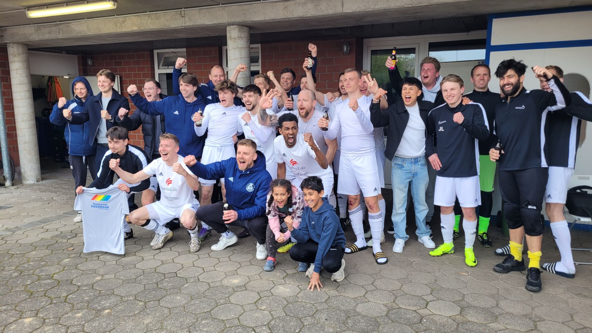 Abstiegskampf – Die Stimmung nach dem Spiel konnte nicht besser sein. Foto: Privat