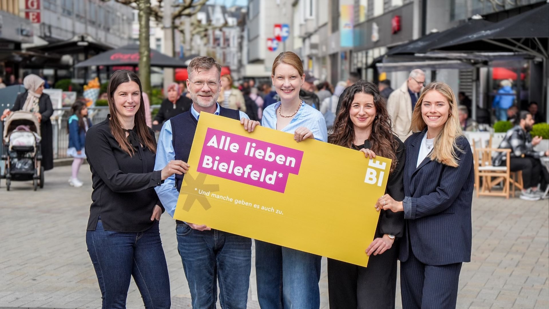 Auch die diesjährige Bielefeld-Kampagne hat das gewisse Augenzwinkern, das man vom Team der Bielefeld Marketing inzwischen gewohnt ist. (v. l.) Marisa Kotthaus, Jens Siekmann, Christina Makowski, Joanna Glynn und Lea Siebert. Foto: Bielefeld Marketing GmbH