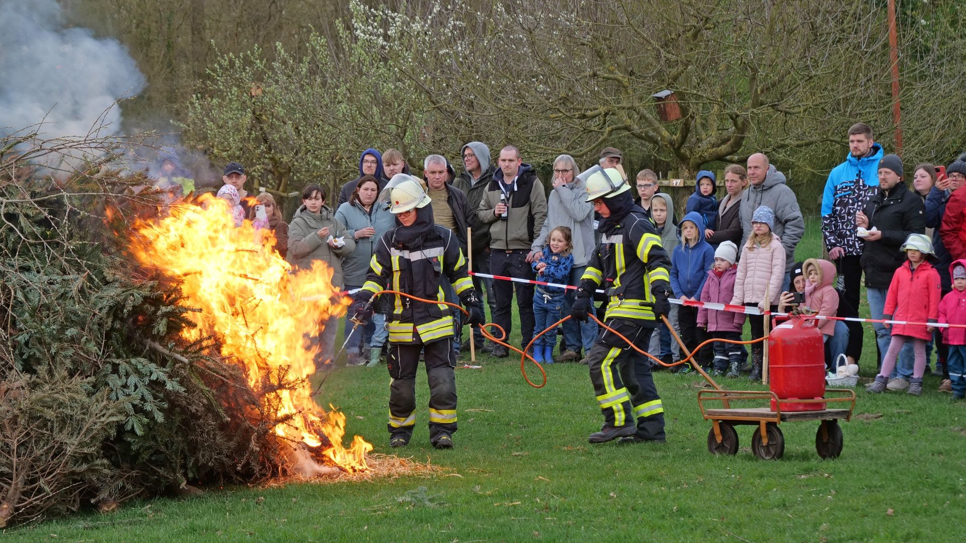 Das traditionelle Osterfeuer auf dem Heimathof ist immer einen Besuch wert. Fotos: Martin Düsterberg