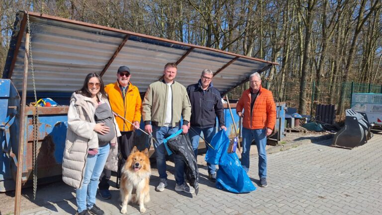 Bergstadtputz – (von links) Kathrin Rost von Oerlinghausen Marketing und Stadtteile-Organisatoren Klaus Schäfer (Kernstadt), Kamil Gorny (Helpup), Thomas Kronshage vom Bauhof Oerlinghausen sowie Ulrich Armeit (Südstadt).Foto: Oerlinghausen Marketing
