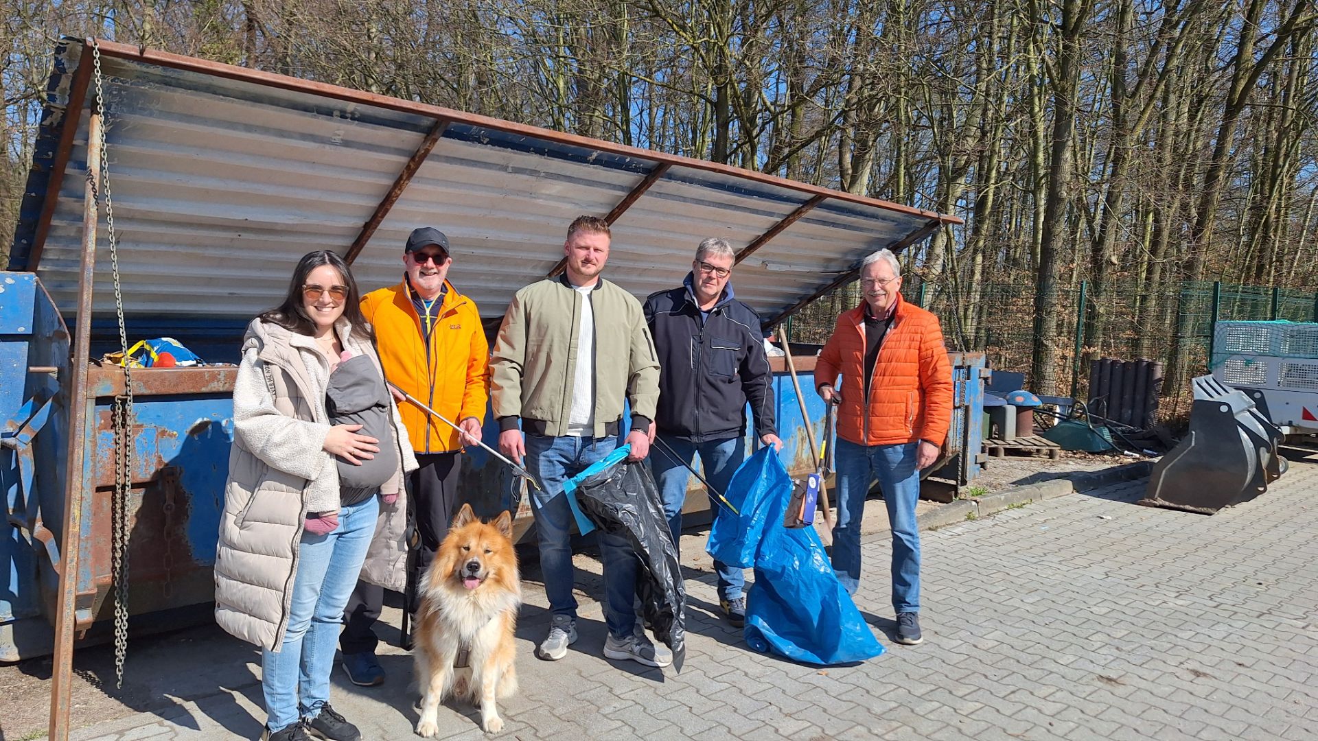 Bergstadtputz – (von links) Kathrin Rost von Oerlinghausen Marketing und Stadtteile-Organisatoren Klaus Schäfer (Kernstadt), Kamil Gorny (Helpup), Thomas Kronshage vom Bauhof Oerlinghausen sowie Ulrich Armeit (Südstadt).Foto: Oerlinghausen Marketing