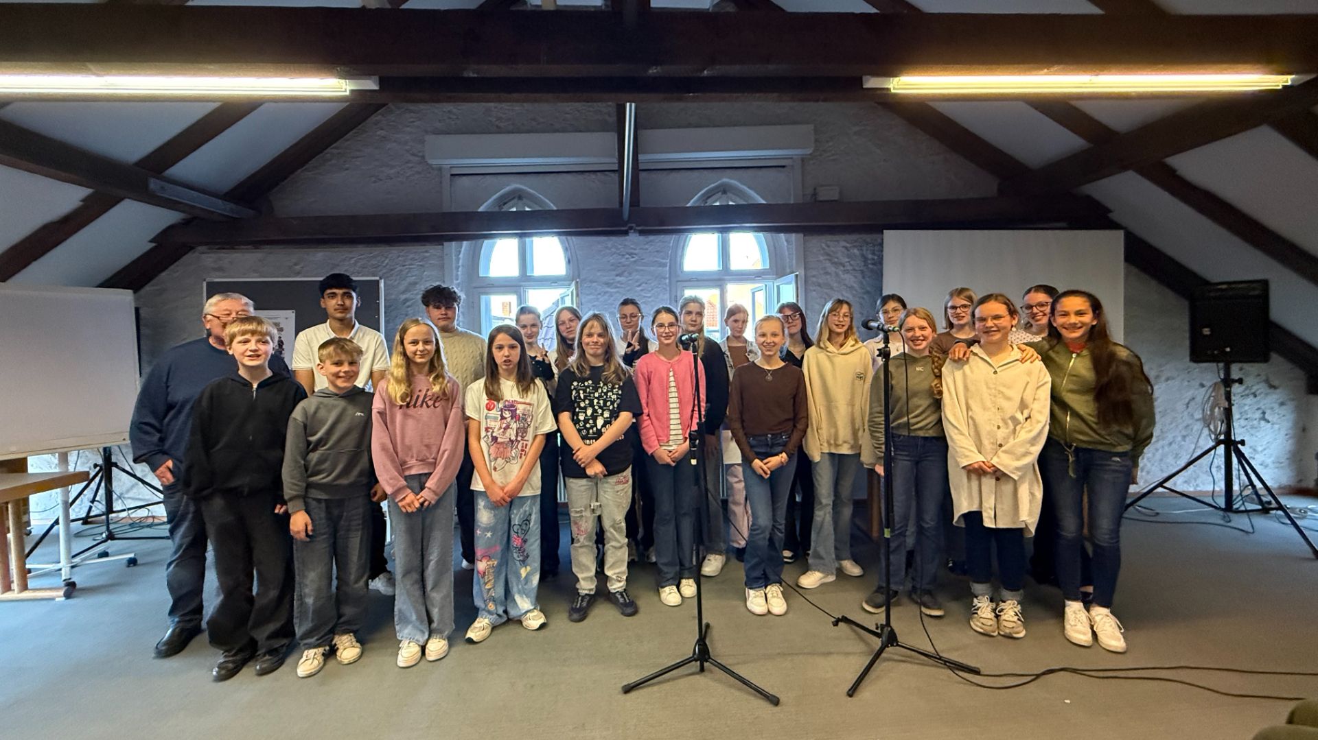 Junge Oerlinghauser Schülerinnen und Schüler stellten vor einem breitem Publikum ihre eigenen Texte vor. Foto: Jörg Czyborra
