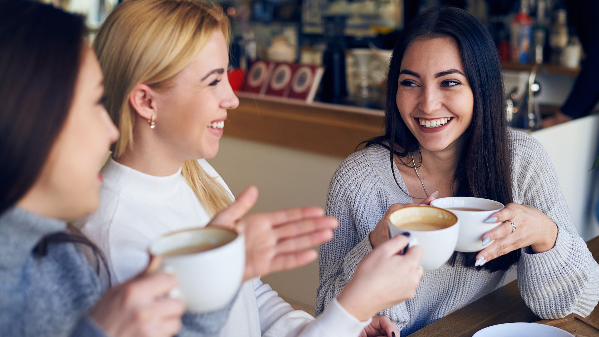Kaffee-Fans können sich freuen: Das Getränk fördert nicht nur die Konzentration, sondern regt auch einige Funktionen im Körper positiv an - wenn die Menge stimmt. Foto: AOK/Colourbox/hfr
