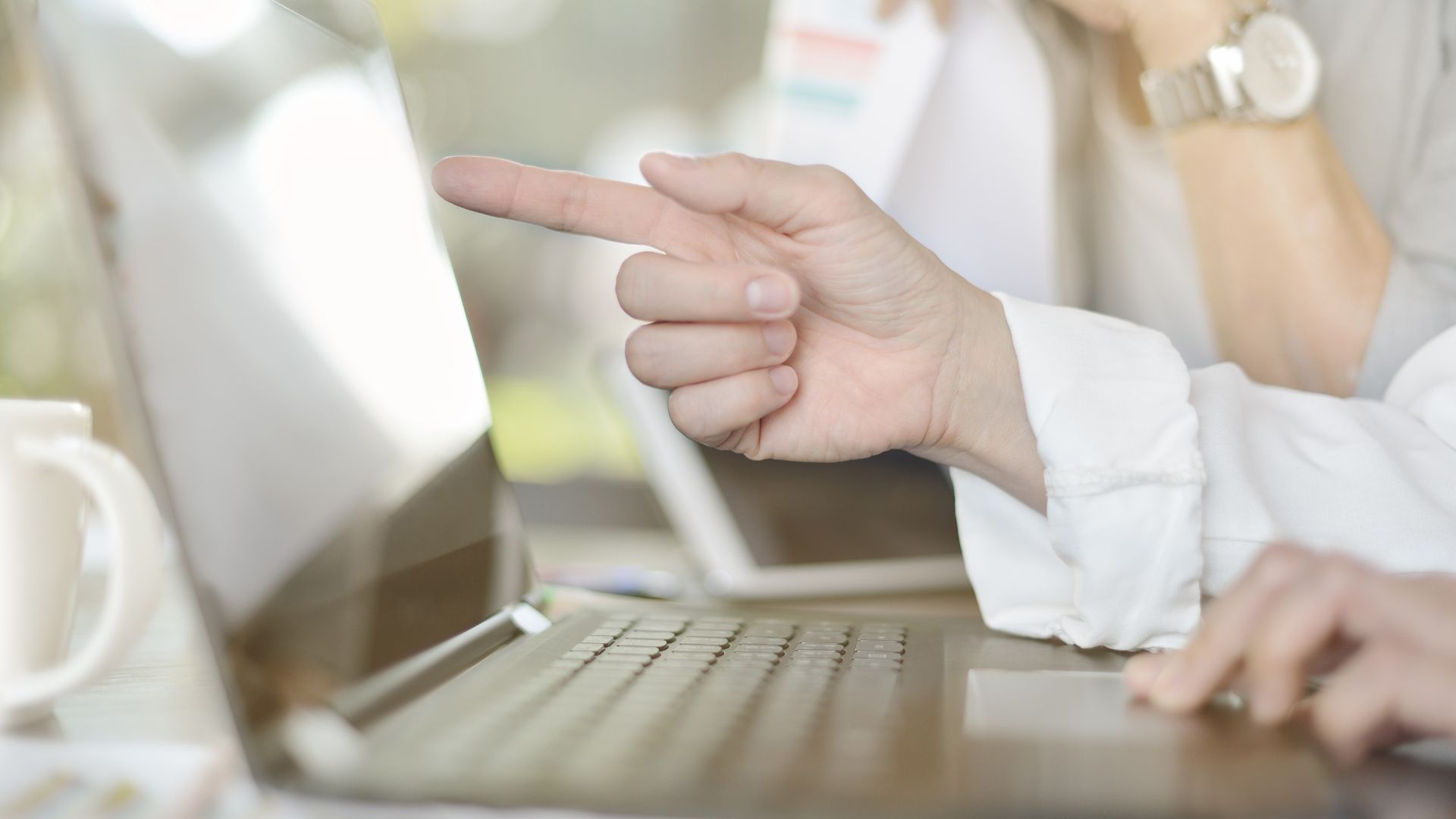 häusliche Pflege – Pflegende Angehörige können sich im kostenfreien Online-Pflegekurs der AOK NordWest wichtige Tipps zur häuslichen Pflege abholen. Eine Mitgliedschaft bei der AOK ist dafür nicht erforderlich. Foto: AOK/colourbox/hfr