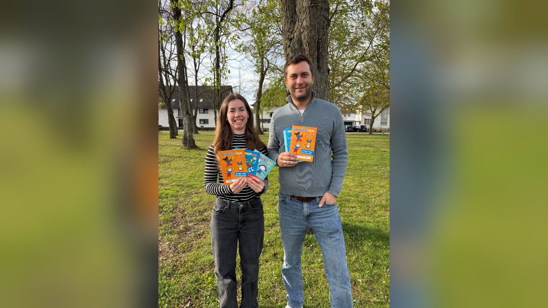 Melina Schlüter (TV Lemgo) und Christopher Tegethoff (KS B Lippe) präsentieren gemeinsam den „ Bewegungspass “Foto: Kreissportbund Lippe e.V.
