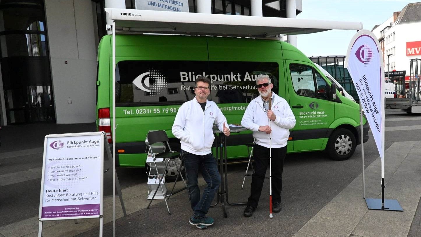 mobiles Beratungsangebot – An dr mobilen Beratungsstelle informieren das Beratungsteam (v.l.) Johannes Willenberg und Uwe Klapp gern über praktische Alltagstipps und Hilfsmittel. Foto: K. Kribus, Blinden- und Sehbehindertenverein Westfalen