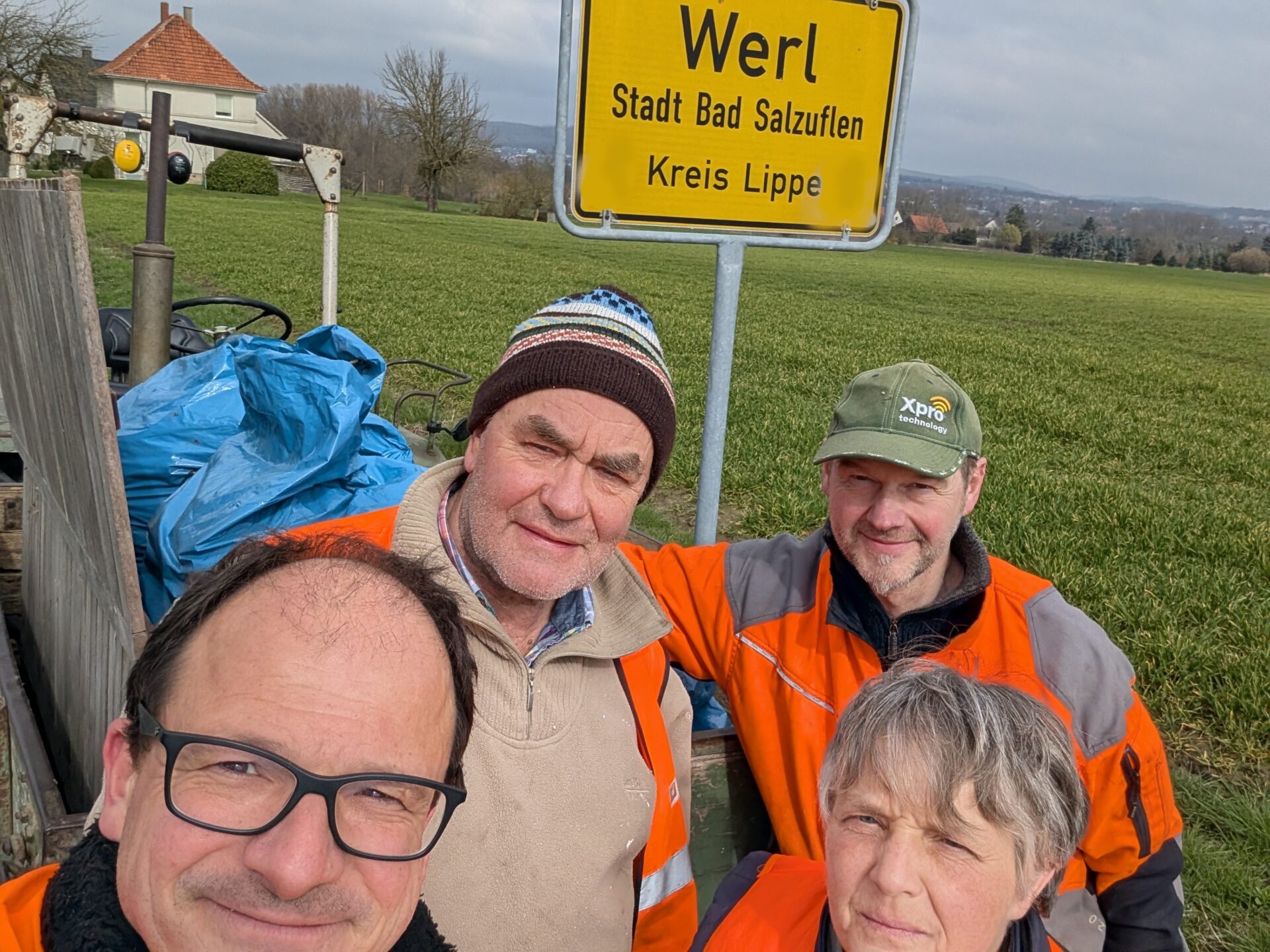 Ein kleiner Trupp mit viel Engagement: (v.l.) Ulrich Niebuhr (1.Vorsitzender), Detmar Busse (Beisitzer), sorgten mit den beiden engagierten Bürgern Holger Klöpper und Kerstin Wolter für einen sauberen Stadtteil. Foto: Privat
