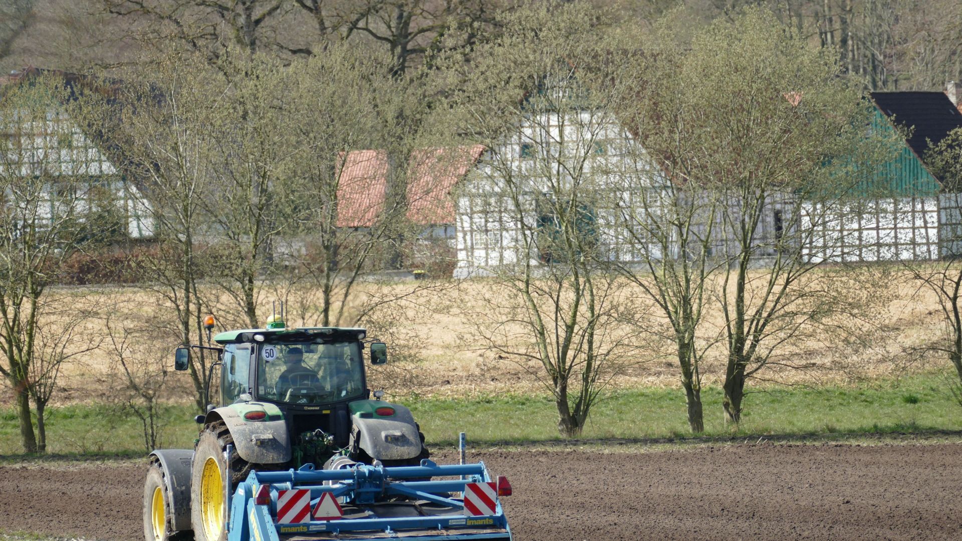 Mit den Frühjahrsarbeiten liegen die Landwirte gut in der Zeit. Hier auf dem Foto wird das Feld für die nächste Ackerkultur vorbereitet. Foto: WLV