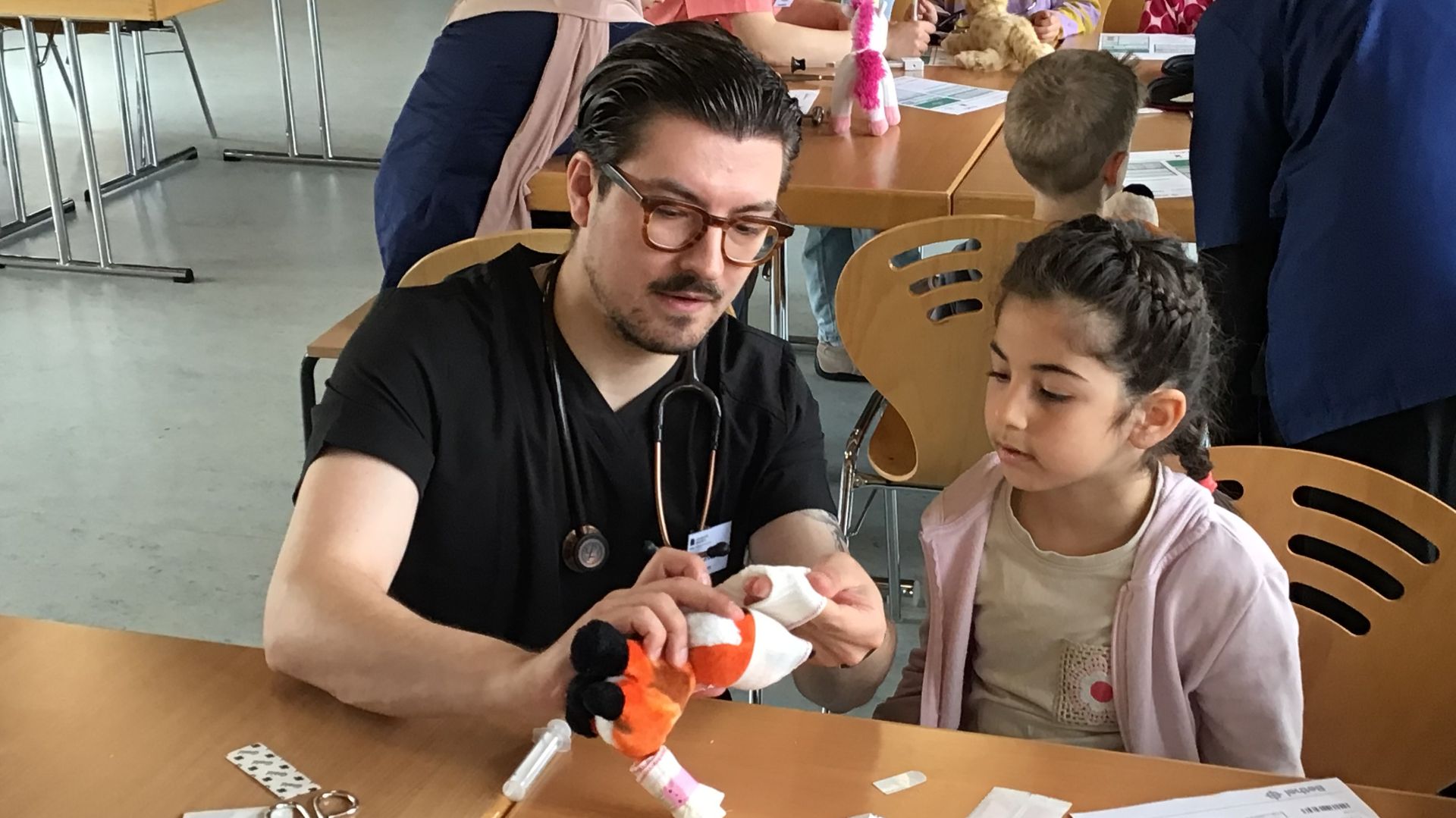 Wie hier, brachten Medizinstudierende der Universität Bielefeld mit ihrem „Teddybärkrankenhaus“ den Erstklässlern spielerisch medizinische Abläufe näher. Fotos: Privat
