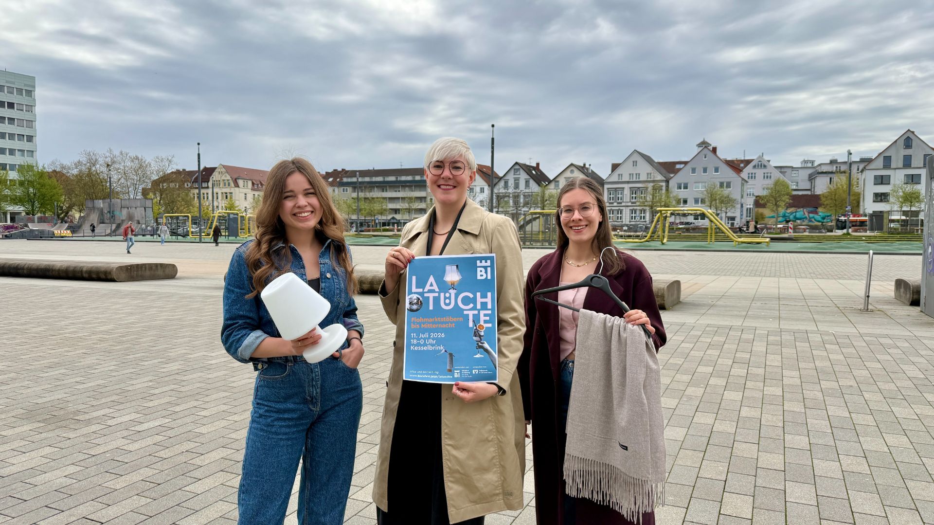 Karoline Jockheck (l.), Katharina Schilberg und Leonie Klau von Bielefeld Marketing organisieren den neuen Nachtflohmarkt auf dem Kesselbrink, bei dem gebrauchte Kleidung, Wohnaccessoires und Spielzeug, Selbstgemachtes und Kunsthandwerk angeboten werden. Foto: Bielefeld Marketing GmbH