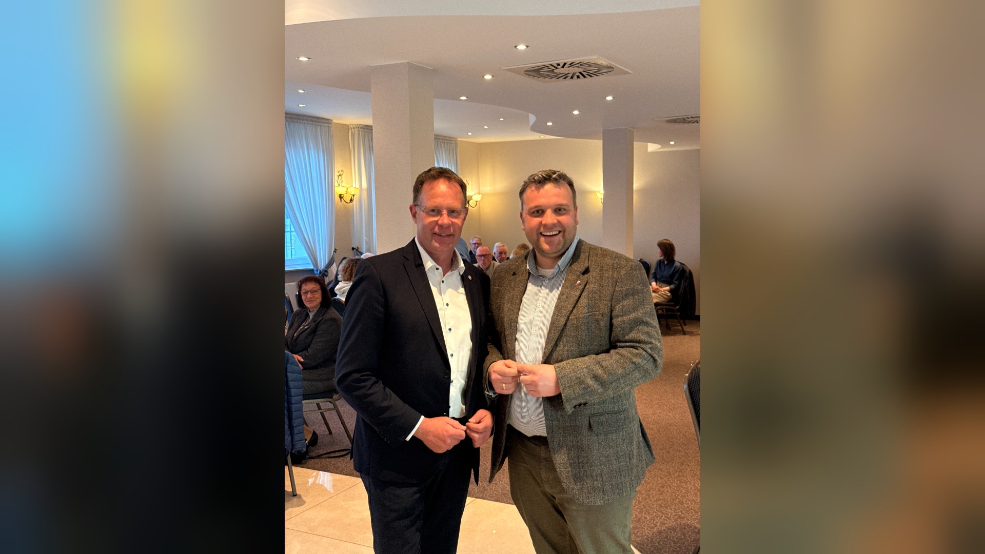 (v.l.) Klaus Hansen MdL mit dem CDU Kreisvorsitzenden Lars W. Brakhage. Foto: CDU Kreis Lippe