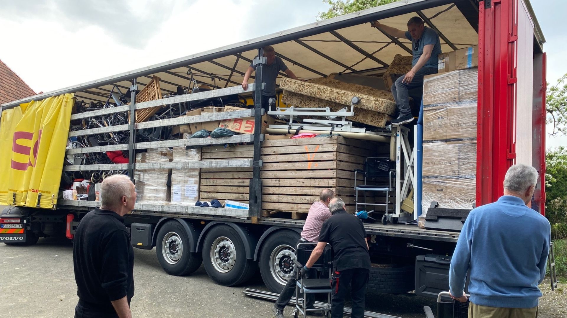 40. Hilfstransport – Transport mit mehr als 15 Tonnen Spendenmaterialien wird in Kostopil erwartet. Fotos: Privat